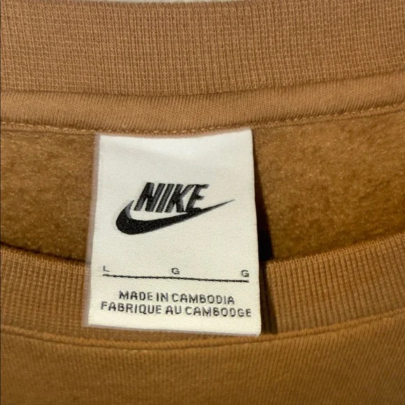 Nike Men’s Crewneck Sweatshirt with White Logo - Picture 2 of 4